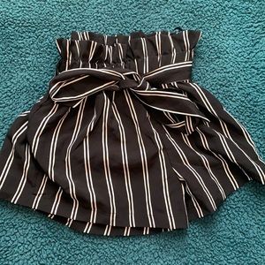 SUPER CUTE SUMMER SHORTS BLACK/WHITE